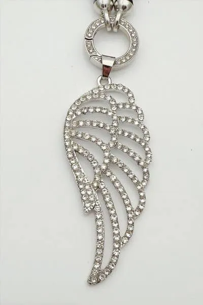 Erlebe das Funkeln: Du trägst einen angesagten Engel-Flügel-Anhänger mit Glitzersteinen für deinen individuellen Style!.