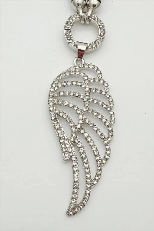 Erlebe das Funkeln: Du trägst einen angesagten Engel-Flügel-Anhänger mit Glitzersteinen für deinen individuellen Style!.