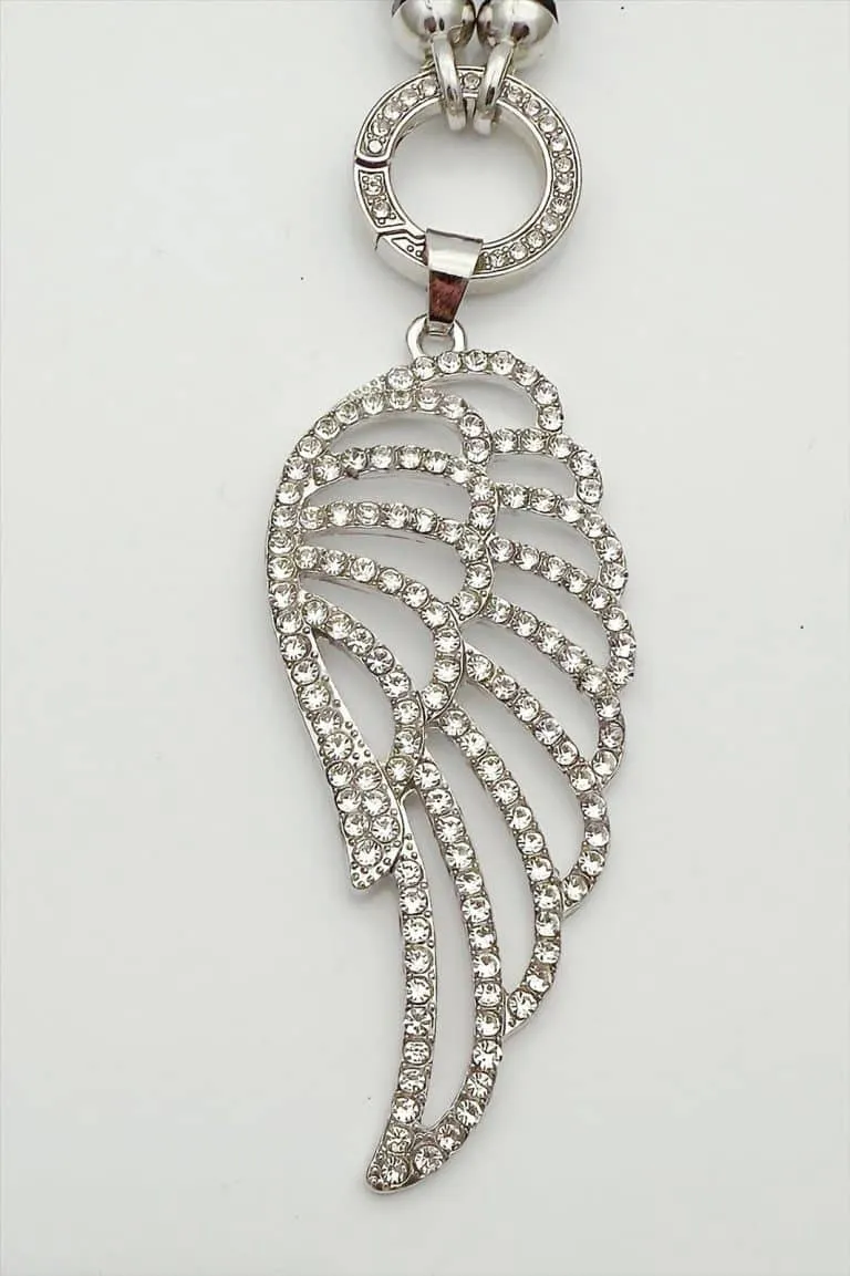 Erlebe das Funkeln: Du trägst einen angesagten Engel-Flügel-Anhänger mit Glitzersteinen für deinen individuellen Style!.