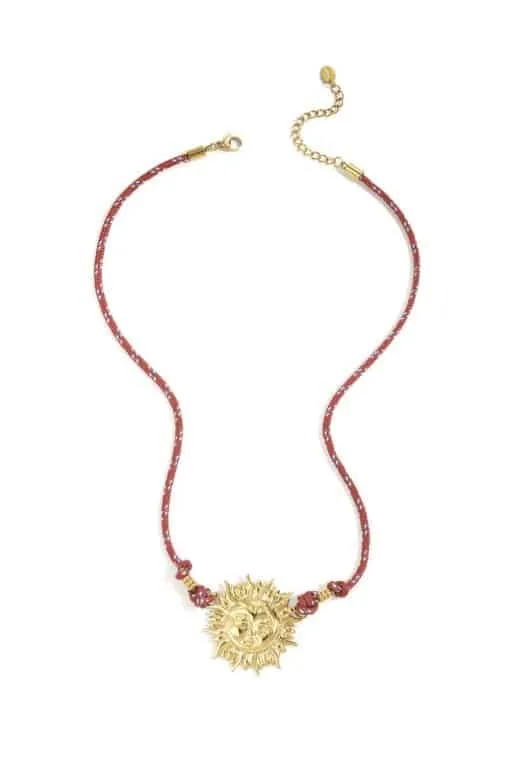 Entdecke die Sun Kette - deinen glänzender Gold-Sonnenanhänger an einer rot-weißen Perlenkordel, stufenlos verstellbar.