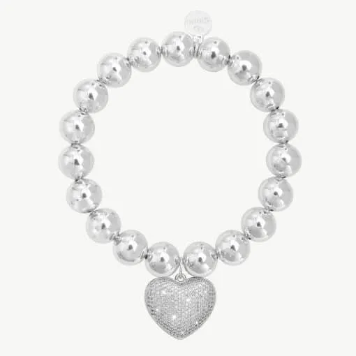 Entdecke dein neues Must-have: Ein silbernes Perlenarmband mit modern strukturiertem Herzanhänger als stylisches Highlight.