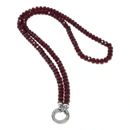 Entdecke die Vario Kette lang - trage dunkle Rottöne und ein silbernes Kristall-Pendant als angesagtes Statement.