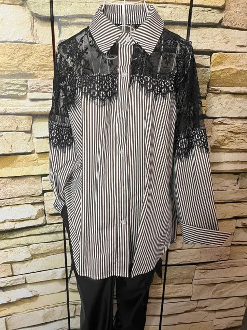 Entdecke deinen neuen Style: Zieh diese schwarz-weiß gestreifte Bluse mit edler Spitzenapplikation im Steinwand-Look an!.