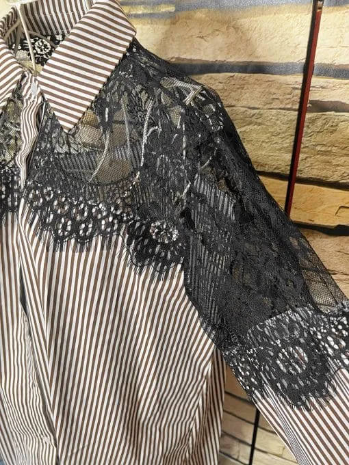 Zieh alle Blicke auf dich - das gestreifte Shirt mit edlem Spitzen-Detail an der Schulter ist dein neuer Style-Favorit!.