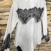 Hol dir den modernen Chic: Die Bella Lace White Bluse mit edler schwarzer Spitze macht dich zum Hingucker - jetzt shoppen!.