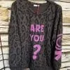 Hol dir das trendige ARE YOU OK Sweatshirt mit stylischem Leo-Print und pinkem ARE YOU?-Schriftzug - ein echter Eyecatcher!.