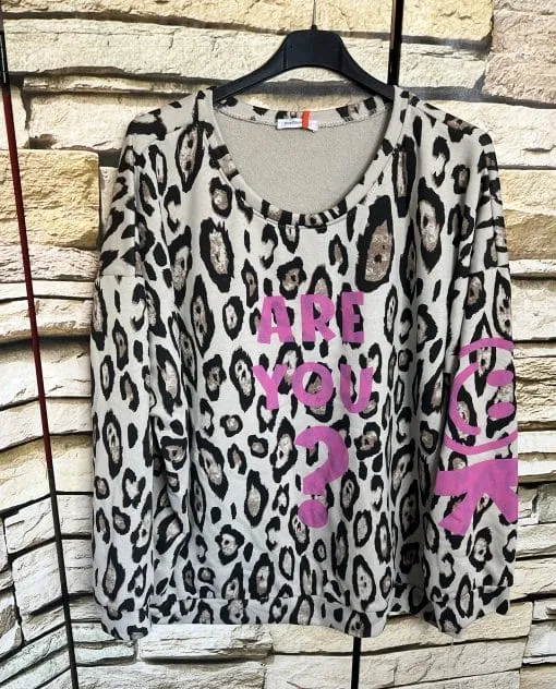 Zieh dir das ARE YOU OK Sweat Shirt im angesagten Leo-Print an - mit auffälligem pinkem 