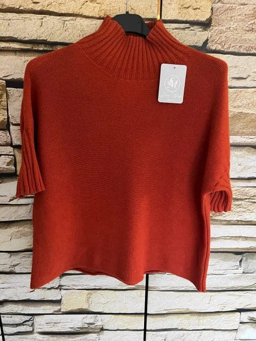 Lass dich begeistern: Dein roter Élégance Classique Pullover, modern am Stein vorgeführt - Stil, der jeden Look veredelt!.