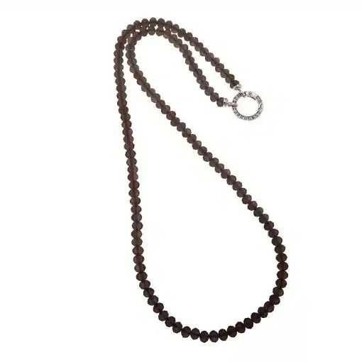 Erlebe mit der Vario Kette lang modernen Glamour: Funkelndes Kristallglas und ein runder Silberverschluss - dein neues Must-have!.