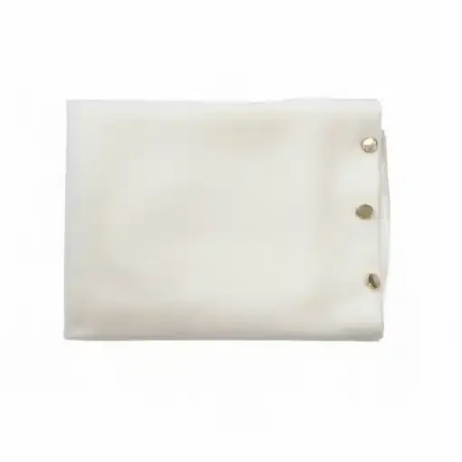 Entdecke deinen weißen Dinah Poncho - stylisch gefaltet mit drei goldenen Knöpfen, bereit, deinen Look modern zu veredeln.