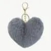 Entdecke deinen grauen, flauschigen Herz-Schlüsselanhänger mit goldenem Ring - ein stylisches It-Piece für deine Tasche!.
