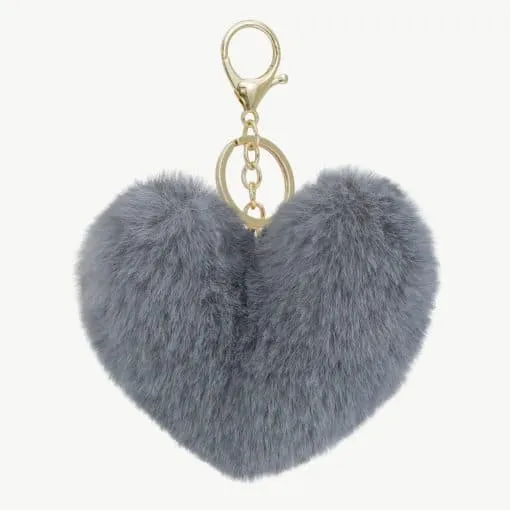 Entdecke deinen grauen, flauschigen Herz-Schlüsselanhänger mit goldenem Ring - ein stylisches It-Piece für deine Tasche!.