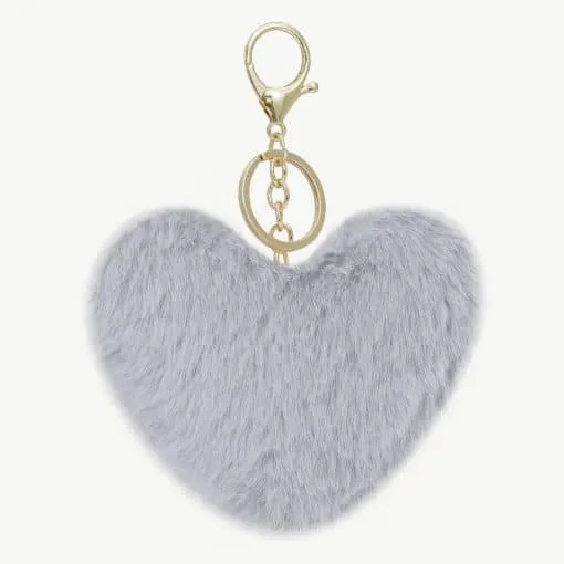 Mach dein Accessoire-Game einzigartig: Hänge dir das flauschige, graue Plüsch-Herz mit stylischem Goldring an deine Tasche!.