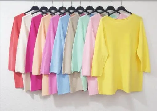 Entdecke die Pure Softness Pullover: Hängend in leuchtenden Farben warten sie darauf, deinen Look frisch und modern zu machen.