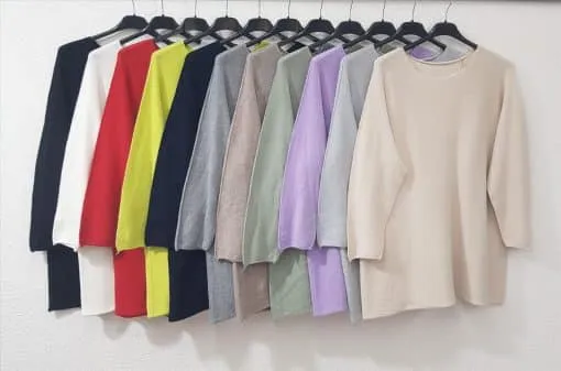 Entdecke zehn Pure Softness Pullover in trendigen Farben - für dich stylisch inszeniert an schwarzen Bügeln vor weißer Wand.