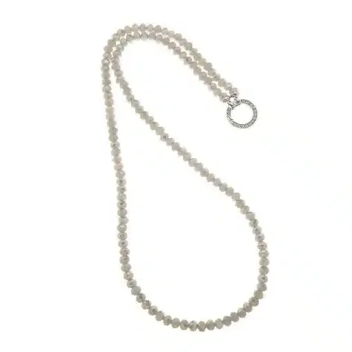 Entdecke deine neue Vario Kette - moderne, weiße Perlen und einen funkelnden, mit kleinen Edelsteinen verzierten Rundverschluss.