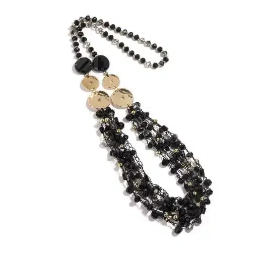 Mit der Ophelia Kette setzt du ein Statement: Schwarze und goldene Perlen, goldene Scheiben und geflochtene Stränge für deinen Look.