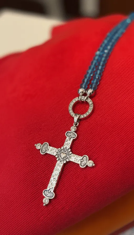 Entdecke deinen Minnie Wechselanhänger (Kopie) mit blauen Perlen, stilvoll inszeniert auf leuchtend rotem Stoff!.