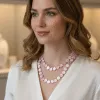 Strahle in deinem weißen Blusen-Look mit der Zwillingsherz Pearl Shine Kette: Trendiger Lagen-Look mit pinken, schimmernden Perlen.