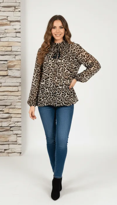 Strahle im Studio mit der Lurex Elegance Bluse im Animal Print zu Jeans und coolen schwarzen Boots - dein trendiges Statement!.