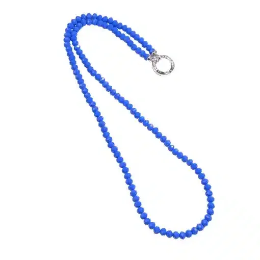Entdecke die Vario Kette lang: Deine moderne Statement-Kette aus leuchtend blauen Perlen und edlem, rundem Silberverschluss.