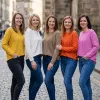 Komm vorbei und erlebe pure Freude: Fünf Frauen strahlen in bunten Pullis-fühl auch du das Softness-Highlight zum Wohlfühlen!.