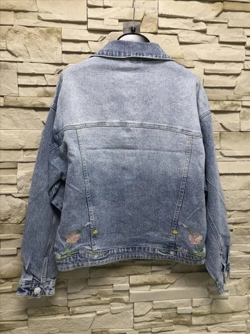 Entdecke deine neue Lieblingsjacke: Die hellblaue Floral Dream Jeansjacke mit zarten Blumenstickereien passt perfekt zu deinem Style.