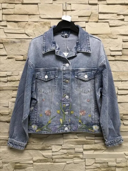 Entdecke deine neue Lieblingsjacke: Die Floral Dream Jeansjacke mit trendiger Blumenstickerei - ein Hingucker an jeder Wand!.
