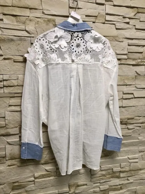 Mit dieser weißen Bluse mit Blumen-Spitzeneinsatz am Rücken und Denim-Details setzt du ein stylisches Fashion-Statement!.