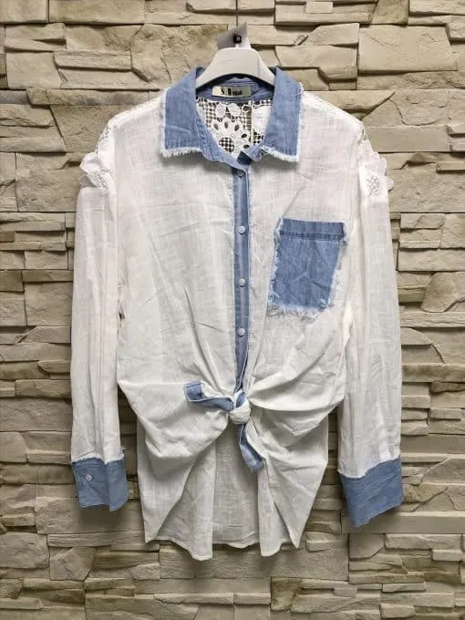 Setzen Sie ein Fashion-Statement mit diesem weißen Langarmshirt, Denim-Akzenten, feiner Spitze und modernem Frontknoten!.