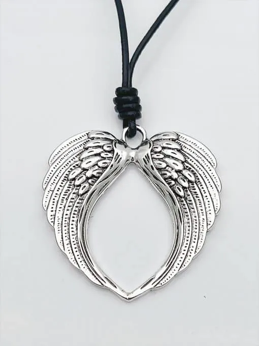 Trage die Himmlische Flügel Lederbandkette: Silberne Herzflügel, detailreich graviert, an schwarzem Band - dein stylisches Statement!.