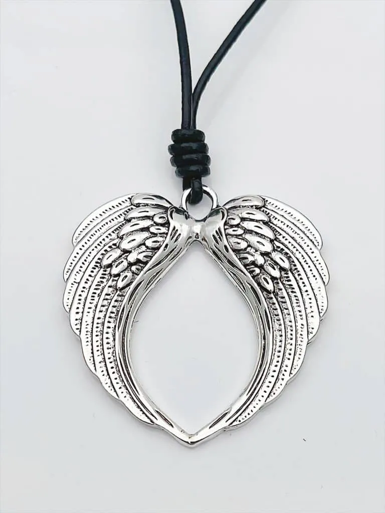 Trage die Himmlische Flügel Lederbandkette: Silberne Herzflügel, detailreich graviert, an schwarzem Band - dein stylisches Statement!.