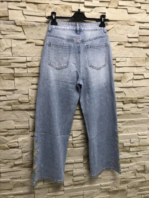 Entdecke deine neuen Lieblingsjeans: Weites Bein, angesagte Blumenstickerei und stylischer Look - bring Frische in deinen Style!.