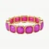 Erlebe pure Eleganz: Ein goldenes Armband mit quadratischen, pinken Edelsteinen wird zum modernen Highlight an deinem Handgelenk.