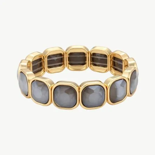 Erlebe zeitlose Eleganz: Das Crystal Frame Bracelet mit eckigen, facettierten Grausteinen verleiht deinem Look modernen Glanz.