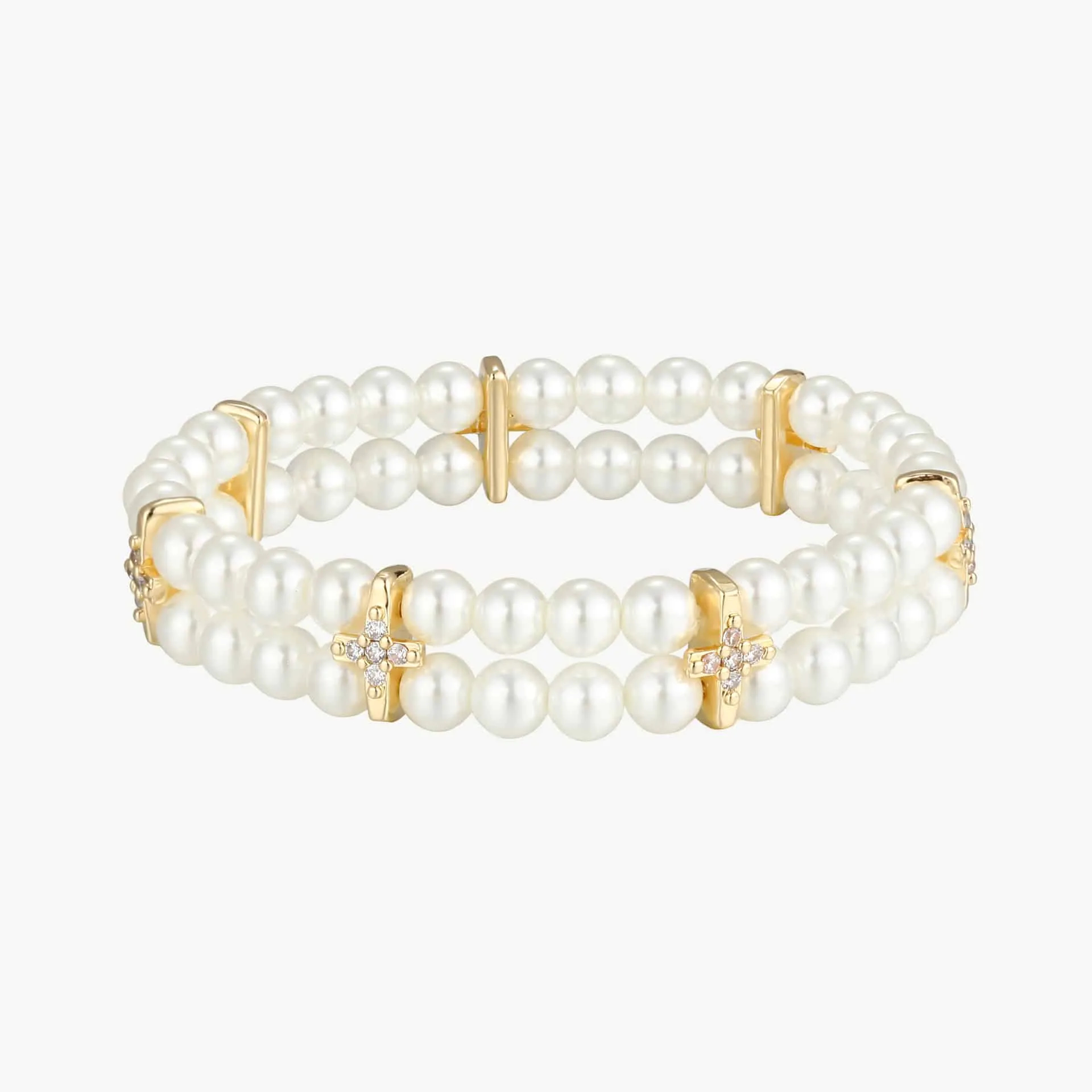 Trage das Golden Cross Pearl Bracelet mit doppelten Perlensträngen, goldenen Akzenten und funkelnden Diamant-Sternen - modern & luxuriös.