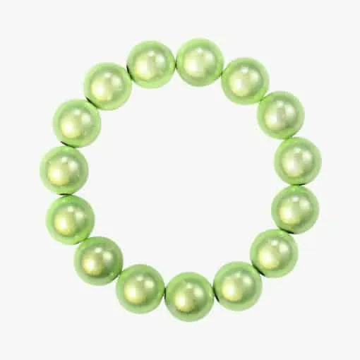 Entdecke dein Traumperlen Armband: glänzende grüne Perlen, kunstvoll im Kreis arrangiert - stylisch, modern und einzigartig!.