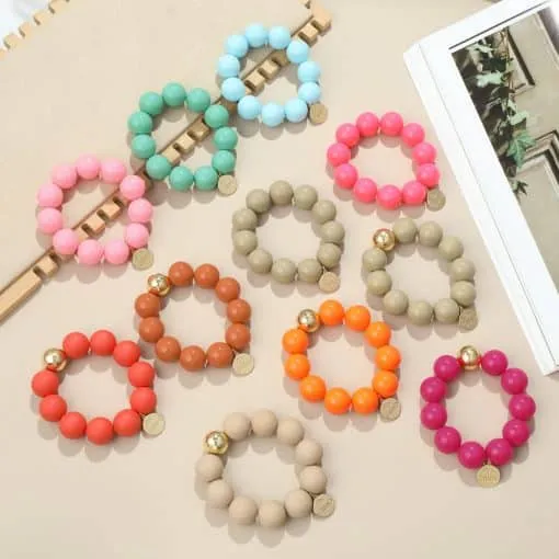 Entdecke deinen Style mit den farbenfrohen GIUNO-Beads-Armbändern und Gold-Charms - modern, einzigartig, für dein Outfit!.