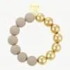 Hol dir dieses angesagte Armband - halb matte Beigebeats, halb glänzende Goldperlen mit stylischem rundem Goldanhänger!.