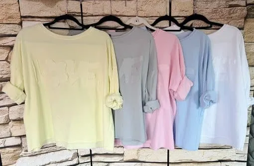 Entdecke fünf pastellfarbene LOVE-Shirts mit zarter Stickerei - moderne Statement-Pieces für deinen einzigartigen Style!.