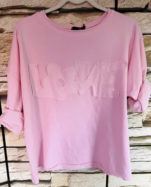 Hol dir dein neues Lieblingsstück: Das LOVE Sweatshirt in zartem Rosa mit 3D-Schriftzug - modern, gemütlich und voll im Trend!.