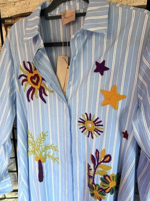 Erlebe das Lindsay Paris Patch Blusenkleid - du setzt mit Streifen und bunten Stickereien ein frisches, verspieltes Fashion-Statement.