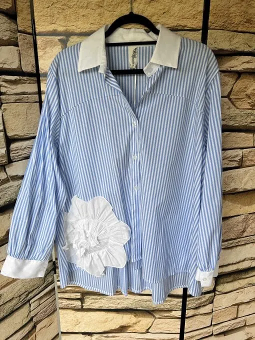 Tragen Sie diese stylische blau-weiß gestreifte Bluse mit modernem weißen Kragen, Manschetten und großem Blütenmotiv voran!.