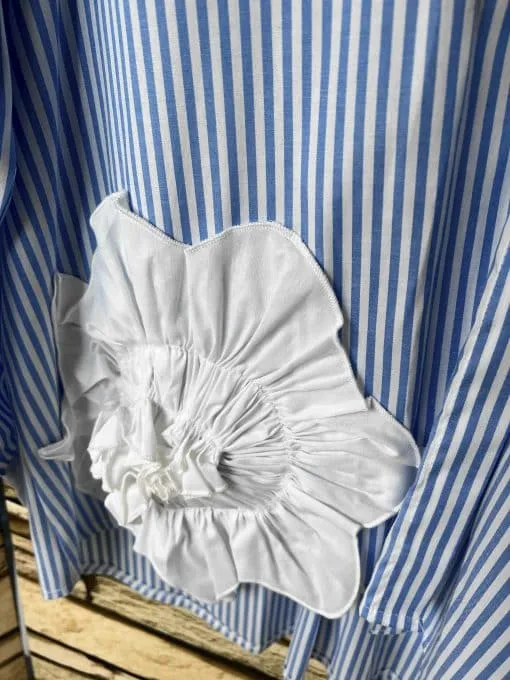 Entdecke deinen neuen Style: Blau-weißer Streifenstoff trifft auf moderne, auffällige Rüschblume - ein echter Hingucker!.