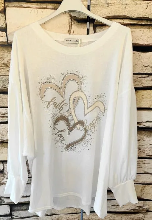 Erlebe das moderne Heart of Hope Shirt: Weißes Longsleeve mit edlen Herzmotiven und den Wörtern faith, love & hope vorn.
