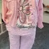 Entdecke deinen Look: Trage die pinke Jeansjacke, ein florales Graphic Tee und stylische, gemusterte pinke Pants!.