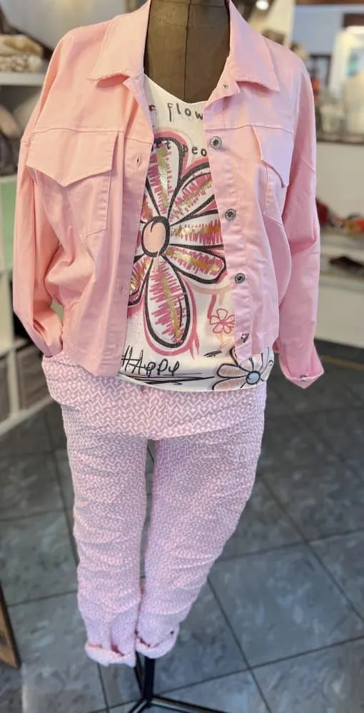 Entdecke deinen Look: Trage die pinke Jeansjacke, ein florales Graphic Tee und stylische, gemusterte pinke Pants!.