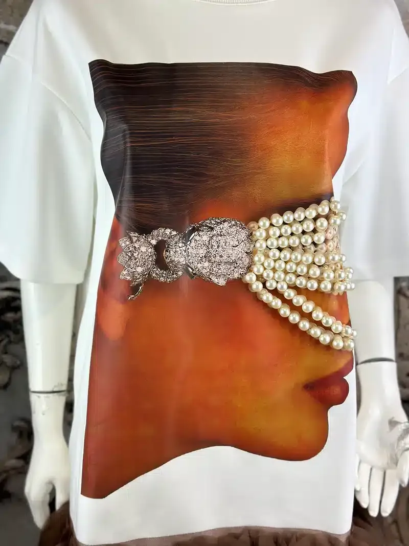 Pearl Vision Sweatshirt mit Gesichtsdruck, Perlen und Strassverzierung. Modisches und einzigartiges Design.