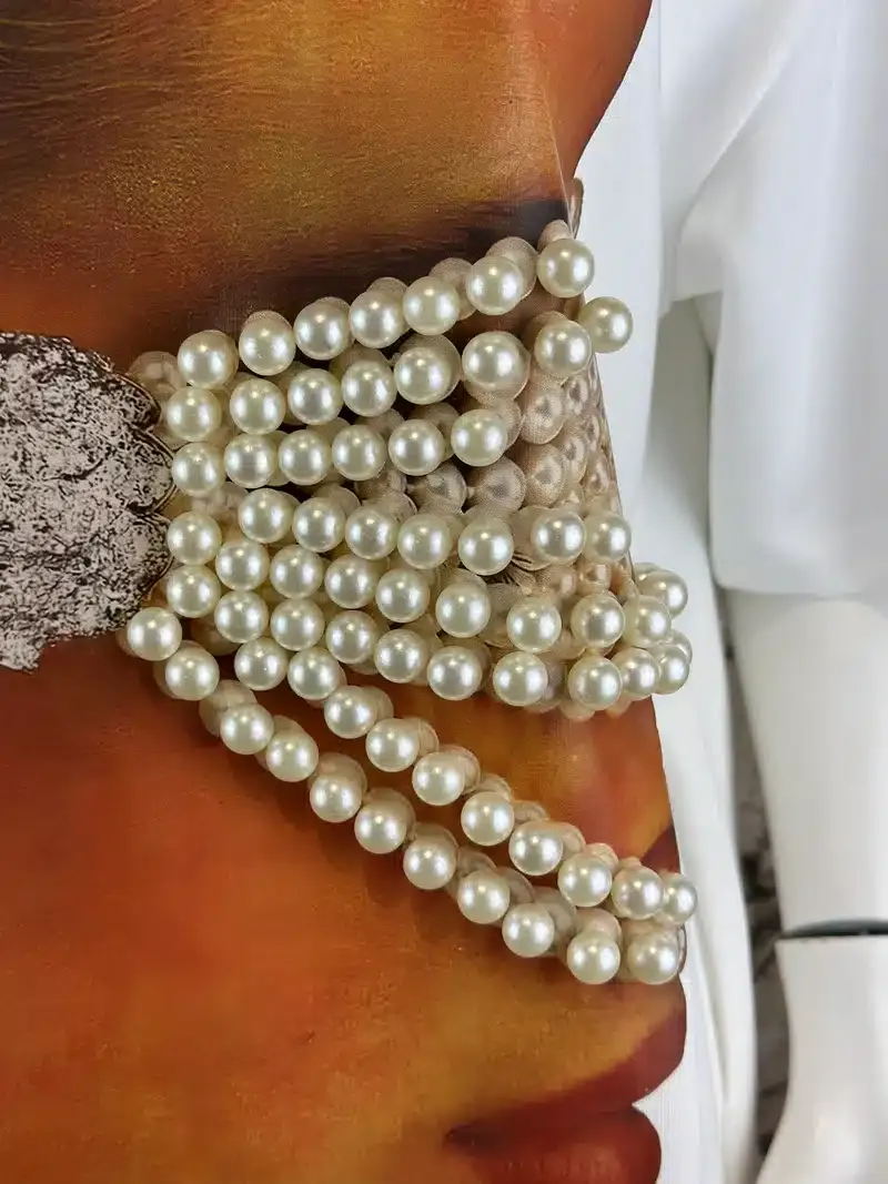 Perlenbesetztes Pearl Vision Sweatshirt Detail. Nahaufnahme der Perlen auf dem Stoff.