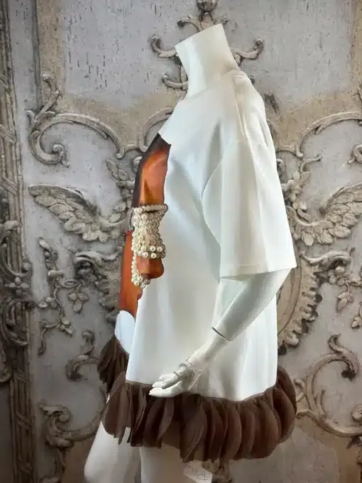 Du trägst das Pearl Vision Sweatshirt in Weiß mit Perlendetails und braunem Rüschenabschluss - ein moderner Blickfang!.